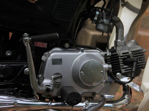 Động cơ được sản xuất tại Nhật Bản, Honda CD50 Benly sử dụng động cơ xi-lanh đơn, 4 thì, làm mát bằng gió.